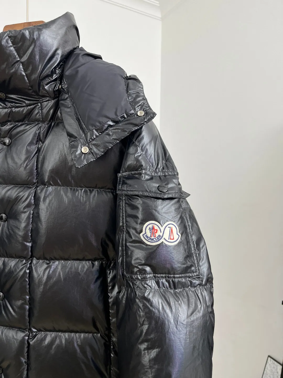 P390 Moncler/ 2026 70 、 。 DNA ， ， 。 Classic ， 、 。 Classic 70 。 Quality， 90 ，Premium Quality ， ，Black ！ Sizes M-3XL